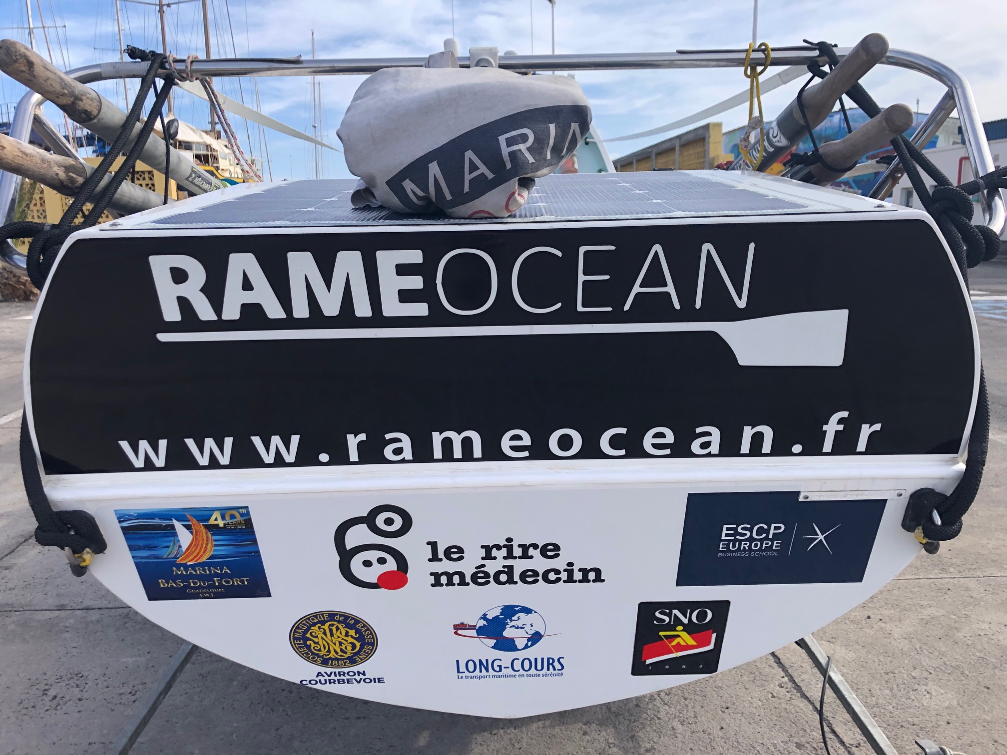 Bateau Rame océan avec logo des partnaires